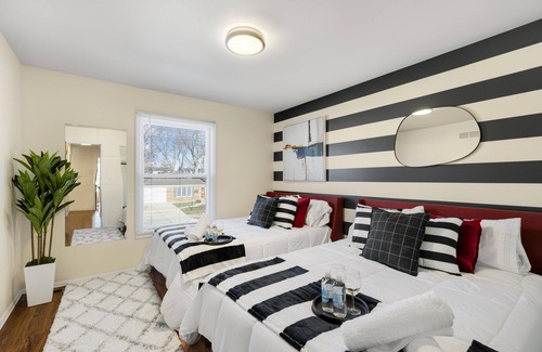 Downers Grove Casa | Stylish Cozy Getaway With Fireplace! + Foosball - Downers Grove