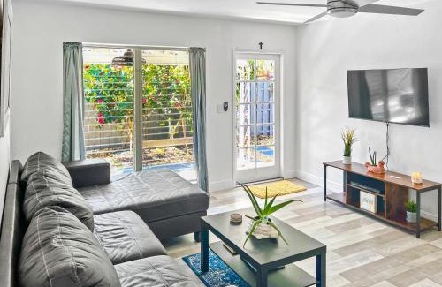 Harbor Village Apartamento | Stylish & Cozy Home Close To Beach- Free Parking, Private, Backyard, Laundry