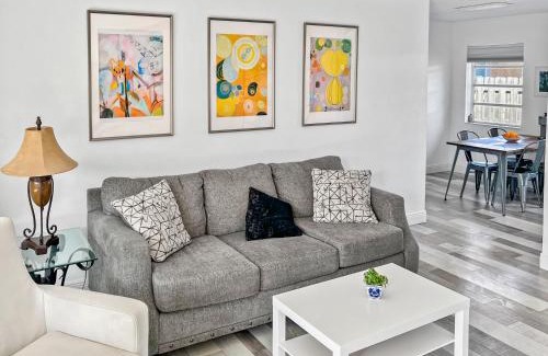 Harbor Village Apartamento | Stylish & Cozy Home Close To Beach- Free Parking, Private, Backyard, Laundry