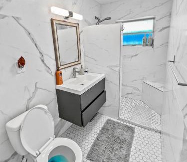 Harbor Village Apartamento | Stylish & Cozy Home Close To Beach- Free Parking, Private, Backyard, Laundry
