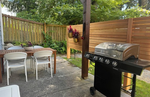 Highline Casa | Stylish & Cozy Lakeside Retreat Accommodations. Great location!