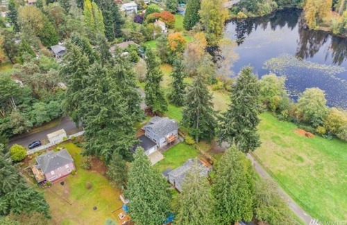 Highline Casa | Stylish & Cozy Lakeside Retreat Accommodations. Great location!