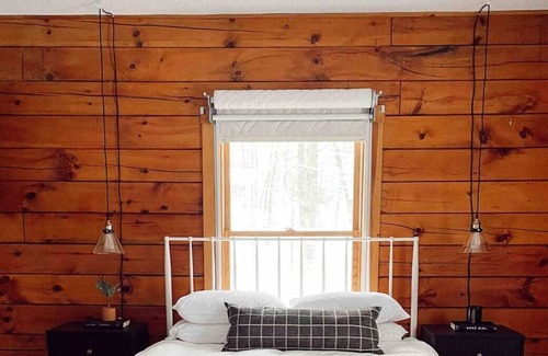 Wardsboro Cabina | Stylish, cozy log cabin between Mt. Snow & Stratton