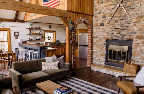 Wardsboro Cabina | Stylish, cozy log cabin between Mt. Snow & Stratton