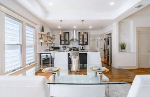 Southtown Casa | Stylish, Cozy, Spacious ~ 5★ Location ~ Pool Table
