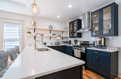 Southtown Casa | Stylish, Cozy, Spacious ~ 5★ Location ~ Pool Table