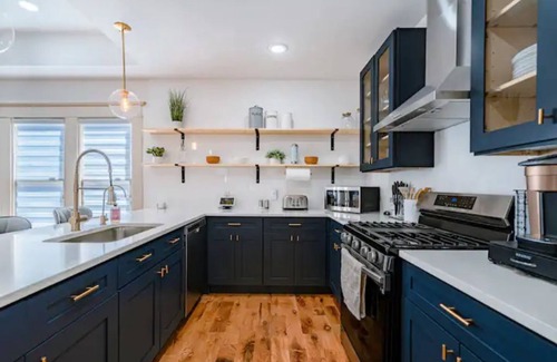 Southtown Casa | Stylish, Cozy, Spacious ~ 5★ Location ~ Pool Table