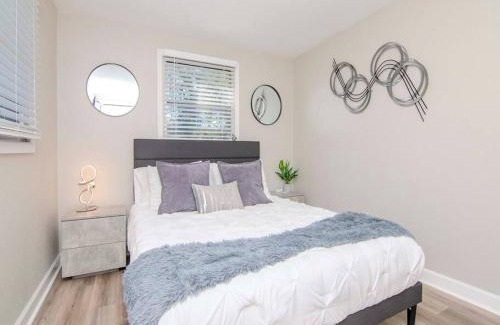 Bearss Plaza Casa | Stylish & Cozy Stunning Tampa Home