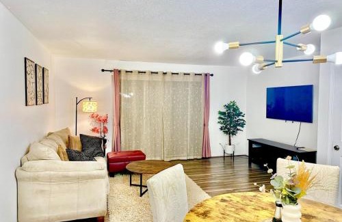 Lynnwood Apartamento | Stylish & Cozy Townhome Getaway in Lynnwood!