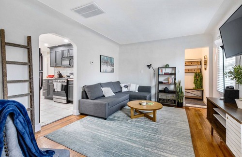 Livonia Casa | Stylish, Cute & Homey Livonia Getaway
