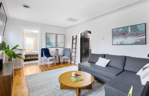 Livonia Casa | Stylish, Cute & Homey Livonia Getaway