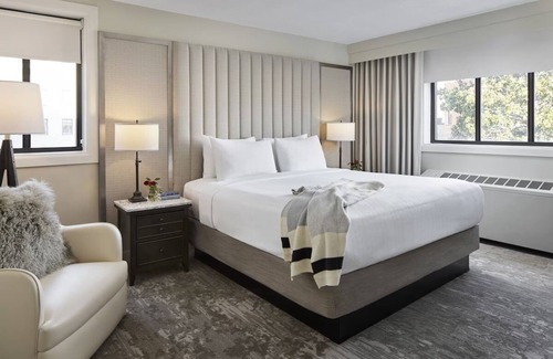 Capitol Hill Hotel | Stylish DC Rental | Full Kitchen w/Dining | Walk to Landmarks | Pet Friendly
