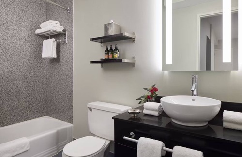 Capitol Hill Hotel | Stylish DC Rental | Full Kitchen w/Dining | Walk to Landmarks | Pet Friendly