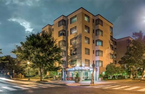 Capitol Hill Hotel | Stylish DC Rental | Full Kitchen w/Dining | Walk to Landmarks | Pet Friendly