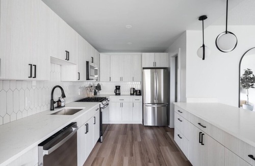 Aurora Highlands Apartamento | Crystal City Apartment with Gym and Free Parking