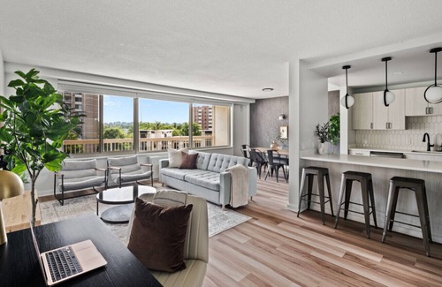 Aurora Highlands Apartamento | Crystal City Apartment with Gym and Free Parking
