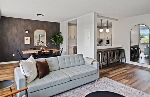 Aurora Highlands Apartamento | Crystal City Apartment with Gym and Free Parking