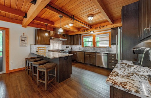 Waterfront Greens Casa | Stylish Deep Creek Getaway w/ Dock & Hot Tub