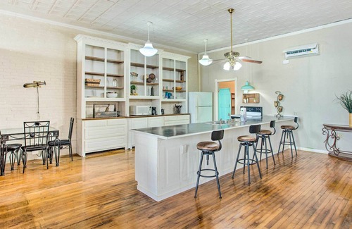 Denison Apartamento | Stylish Denison Apt at the Heart of Main St!