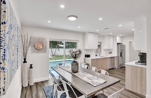 Coral Ridge Isles Casa | Stylish Designer Home. Lush furnishings. Big pool