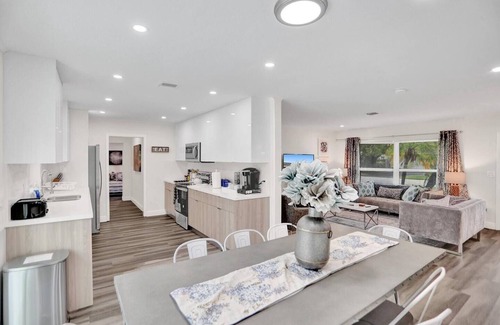 Coral Ridge Isles Casa | Stylish Designer Home. Lush furnishings. Big pool