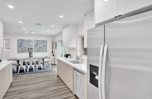 Coral Ridge Isles Casa | Stylish Designer Home. Lush furnishings. Big pool