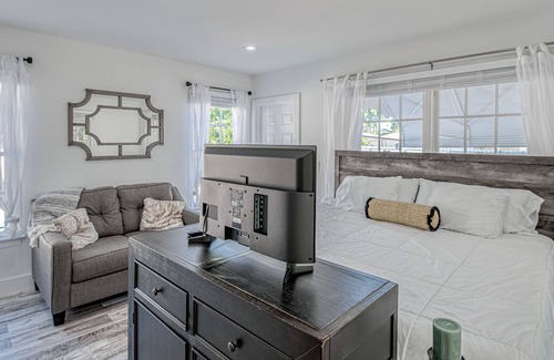Poiciana Park II Apartamento | Stylish, dog-friendly home with a pool, enclosed yard, patio, & central AC