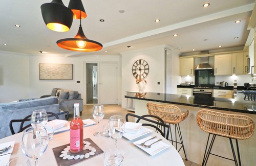 Constantine Bay Apartamento | Stylish dog friendly apartment, patio garden, by the beach