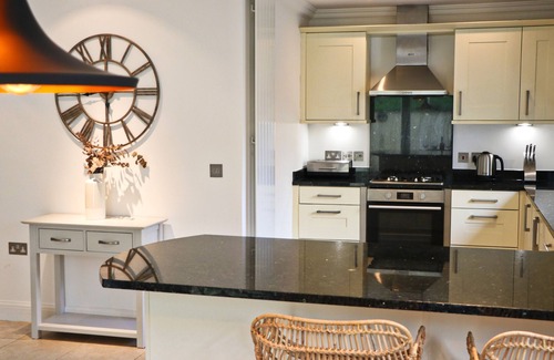 Constantine Bay Apartamento | Stylish dog friendly apartment, patio garden, by the beach