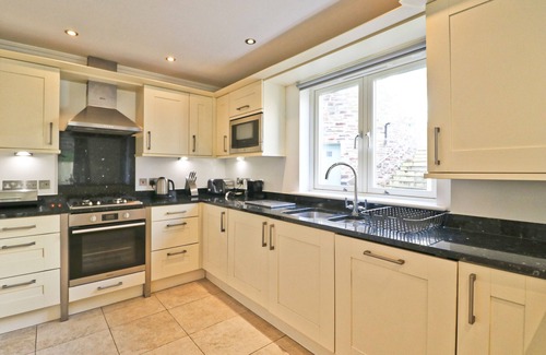 Constantine Bay Apartamento | Stylish dog friendly apartment, patio garden, by the beach