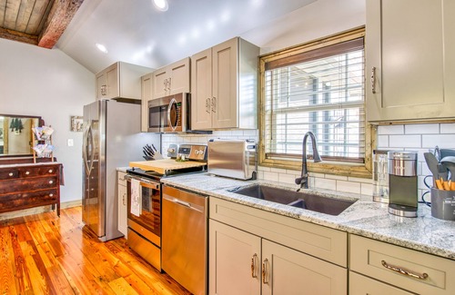 Swannanoa Cabaña | Stylish dog-friendly cottage with modern feel, fast WiFi, ideal location & more