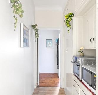 Killara Casa | Stylish Double Room - Seconds to Transport & Shops - Shared Bathroom