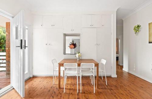 Killara Casa | Stylish Double Room - Seconds to Transport & Shops - Shared Bathroom
