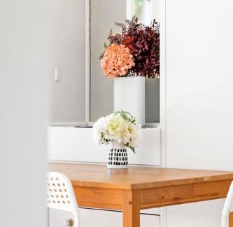 Killara Casa | Stylish Double Room - Seconds to Transport & Shops - Shared Bathroom
