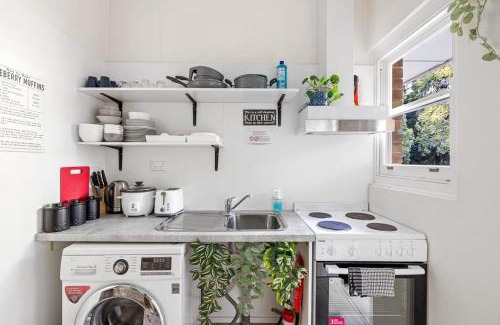 Killara Casa | Stylish Double Room - Seconds to Transport & Shops - Shared Bathroom