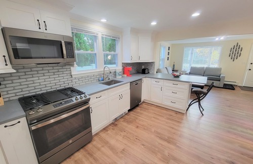 Greenwich Casa | Stylish downstairs apartment. Walk to town, train, & beach ferry!