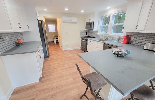 Greenwich Casa | Stylish downstairs apartment. Walk to town, train, & beach ferry!