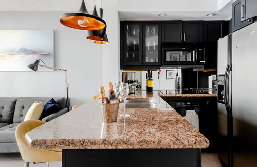 Financial District Apartamento | Stylish downtown apartment with private patio and parking
