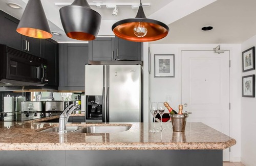 Financial District Apartamento | Stylish downtown apartment with private patio and parking