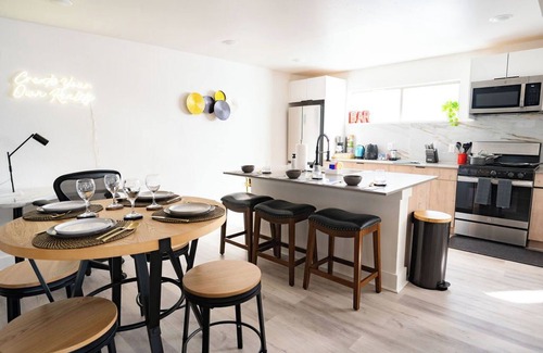 Old East Dallas Apartamento | Stylish Downtown Apt - Workspace + Games + Parking