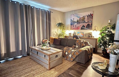 North Central Edmonton Condominio | Stylish Downtown Condo near Rogers Place | Parking, Gym, Balcony & Kitchen