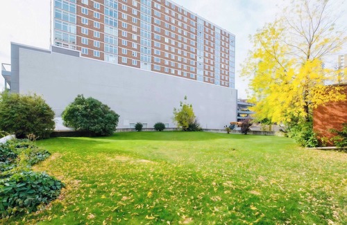 North Central Edmonton Condominio | Stylish Downtown Condo near Rogers Place | Parking, Gym, Balcony & Kitchen