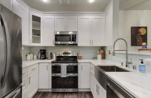 Belltown Condominio | Stylish Downtown Condo w/ Parking, Gym, and Pool.