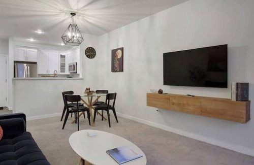 Belltown Condominio | Stylish Downtown Condo w/ Parking, Gym, and Pool.