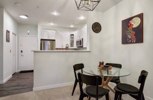 Belltown Condominio | Stylish Downtown Condo w/ Parking, Gym, and Pool.