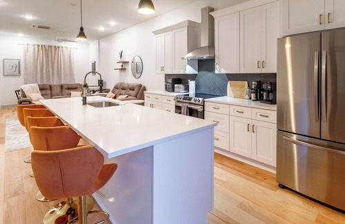 Northside Casa | Stylish Downtown Getaway – Walk to Everything!
