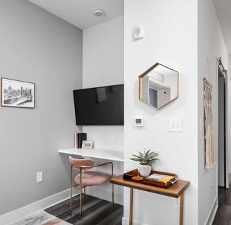 Cole-Noble District Apartamento | Stylish Downtown Studio by CozySuites