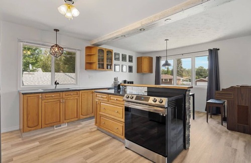 Drumheller Casa | Stylish Drumheller Retreat: Steps from the Red Deer River!
