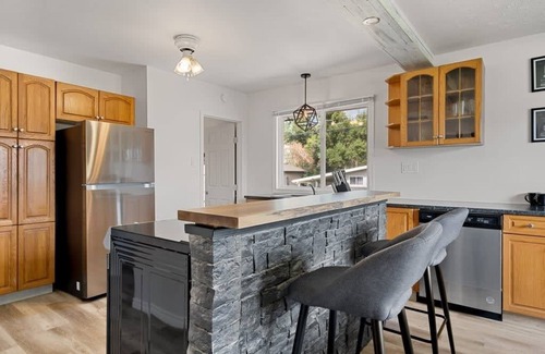 Drumheller Casa | Stylish Drumheller Retreat: Steps from the Red Deer River!