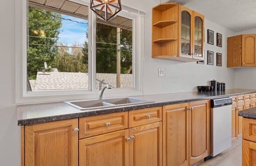 Drumheller Casa | Stylish Drumheller Retreat: Steps from the Red Deer River!